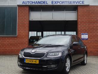 Voiture accidenté Skoda Octavia Ambition Greenline 1.6 TDI 81kw, Leer, Navi, DAB+, Cruise 2013/12
