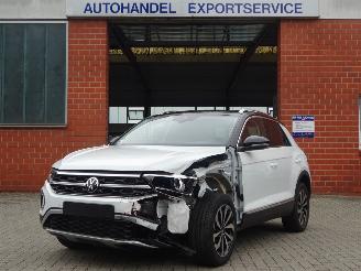Vaurioauto  passenger cars Volkswagen T-Roc Style 110kw/150pk DSG Automaat, Half leer, DAB+, Navi 2026/2