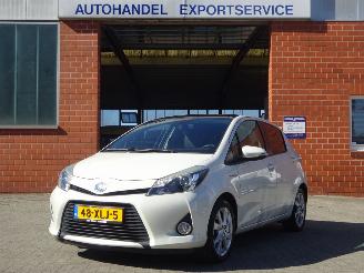damaged passenger cars Toyota Yaris Hybrid, Panorama, Leer, Navi, Cruise & Climate control 2012/7