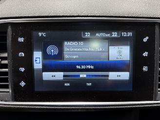 Peugeot 308 1.6BlueHDI 88kW Lease Executive Pack Pano picture 17