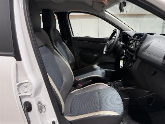 Dacia Spring 27kWh 33kW Comfort Plus Orange Pack picture 37