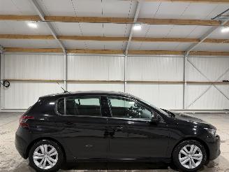 Vaurioauto  passenger cars Peugeot 308 1.2PT 81kW Active Airco 2018/3