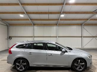 Unfallwagen Volvo V-60 2.4D6 158kW AWD Plug-in Hybrid R-Design 2015/2