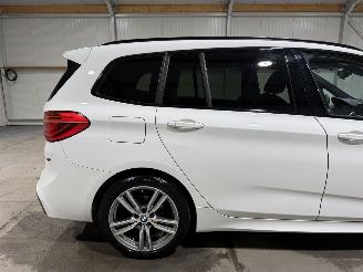 BMW 2-serie 220i 141kW 7-Persoons   Automaat High Executive picture 14