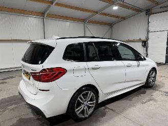 BMW 2-serie 220i 141kW 7-Persoons   Automaat High Executive picture 5