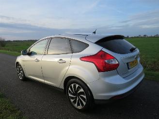 Coche accidentado Ford Focus 1.0 101 pk Eco Boost  5drs Navigatie Airco  2013 2013/8