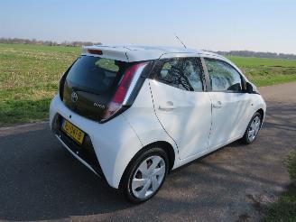 Schadeauto Toyota Aygo 1.0 VVT-I X Play  Airco navigatie achter uit camera 2015 2015/11