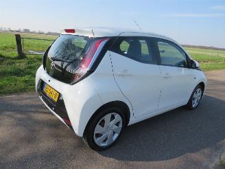 krockskadad bil auto Toyota Aygo 1.0 VVT-I X Play  Airco navigatie achter uit camera 2015 2015/11
