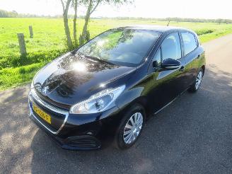 Auto incidentate Peugeot 208 1.2 82pk  60.000km nap Pure Tech Action Navigatie Airco 2016  [ nieuwstaat 2016/8