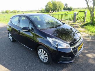 Vaurioauto  passenger cars Peugeot 208 1.2 82pk  60.000km nap Pure Tech Action Navigatie Airco 2016  [ nieuwstaat 2016/8