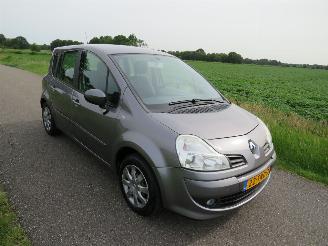 damaged passenger cars Renault Modus 1.6 112pk  Automaat  Night & Day 80.000km nap MPV  [ Nieuwstaat  splinter nieuw 2012/3