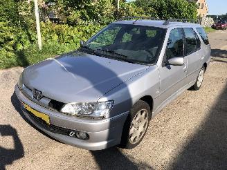 Vaurioauto  passenger cars Peugeot 306 306 Break 1.6 XT 2001/2