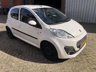 Damaged car Peugeot 107 107 1.0 Active 2013/1