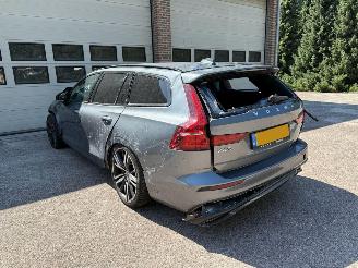 krockskadad bil auto Volvo V-60 2.0 B4 R-Design Automaat 2021/2