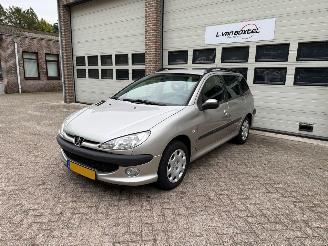 Voiture accidenté Peugeot 206 1.4 One-Line 2006/2