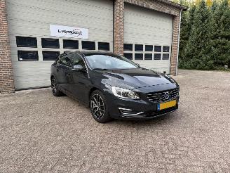 Schadeauto Volvo V-60 2.4 D6 AWD Plug-In Hybrid Automaat Schuifdak 2014/10