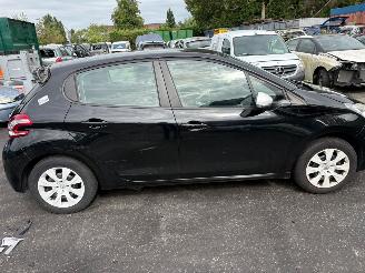 Peugeot 208  picture 6