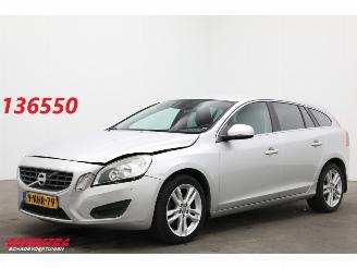 krockskadad bil auto Volvo V-60 1.6 T3 Aut. Momentum Navi Clima Cruise PDC 141.308 km! 2013/5