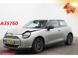 skadebil auto Mini Mini SE Essential 54.2 kWh 218 PK LED Navi Cruise Camera 2024/8