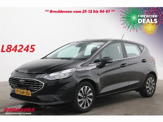 Vaurioauto  passenger cars Ford Fiesta 1.0 EcoBoost Hybrid Titanium Navi Clima Cruise PDC 2022/4