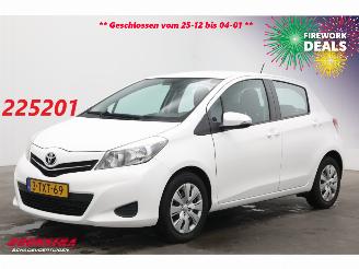 krockskadad bil auto Toyota Yaris 1.3 VVT-i Aspiration Navi Airco Cruise Camera 2014/6
