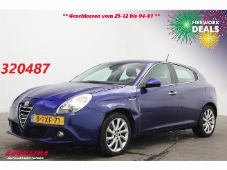 skadebil auto Alfa Romeo Giulietta 1.4 T 170 PK Aut. Distinctive Lusso Navi Clima Cruise PDC AHK 2014/5