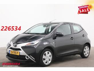 okazja samochody osobowe Toyota Aygo 1.0 VVT-i x-play Aut. Airco Camera Bluetooth 98.797 km! 2016/12