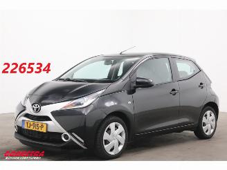 Vrakbiler auto Toyota Aygo 1.0 VVT-i x-play Aut. Airco Camera Bluetooth 98.797 km! 2016/12