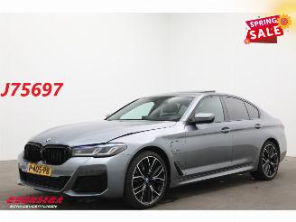 Damaged car BMW 5-serie 520e M-Sport LED Schuifdak Memory HUD H/K Camera SHZ 2022/5