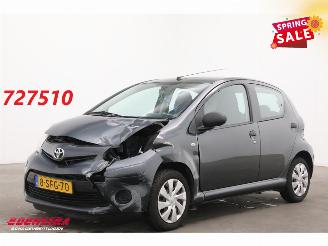 Unfallwagen Toyota Aygo 1.0 VVT-i Now 5-DRS Navi Airco 96.456 km! 2013/9