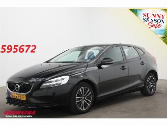 Vaurioauto  passenger cars Volvo V-40 1.5 T2 Aut. Momentum LED Navi Clima Cruise SHZ PDC 2019/6