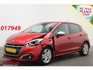damaged passenger cars Peugeot 208 1.2 PureTech Signature Cruise Navi Airco Apple/Android PDC 2019/5