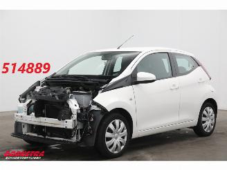 skadebil auto Toyota Aygo 1.0 VVT-i x-play Teilediebstahl Navi Airco Apple/Android Camera 2020/7
