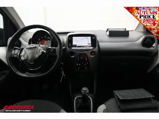 Toyota Aygo 1.0 VVT-i x-play Cruise Navi Apple/Android Camera Airco picture 17