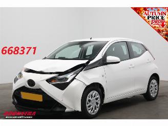 Coche accidentado Toyota Aygo 1.0 VVT-i x-play Cruise Navi Apple/Android Camera Airco 2021/11