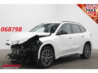 Schadeauto BMW iX1 eDrive20 67 kWh M Sport H/K ACC Navi Virtual Apple/Android Memory Camera PDC Clima 2024/9
