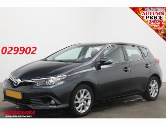 Schadeauto Toyota Auris 1.3 Aspiration Cruise Navi Camera Bluetooth Clima 2015/12