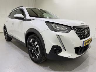 Vaurioauto  passenger cars Peugeot 2008 1.2 Blue Lease Allure 2021/10