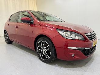 damaged passenger cars Peugeot 308 HB 1.2 PureTech Blue Lease Executive 2017/8