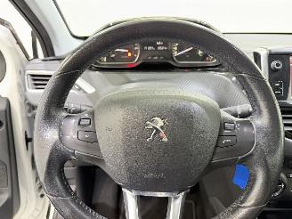 Peugeot 2008 1.2 PureTech 110 Allure picture 16