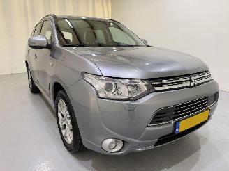 Vaurioauto  passenger cars Mitsubishi Outlander 2.0 PHEV Instyle 4WD Leer 2014/6