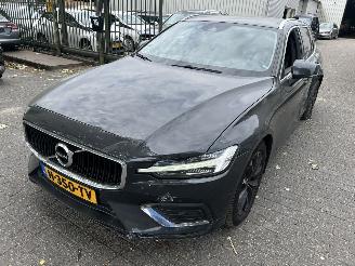 uszkodzony samochody osobowe Volvo V-60 2.0 D 3  Momentum 2020/5