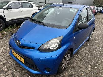 krockskadad bil auto Toyota Aygo 1.0 VVT-i Now 5 Drs - airco 2013/10