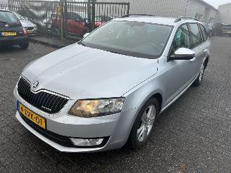 krockskadad bil auto Skoda Octavia Stationcar 1.6 TDI greenline 2014/12