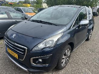 Damaged car Peugeot 3008 Style  1.2 2015/10