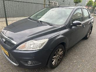 uszkodzony samochody osobowe Ford Focus 2.0 Sedan Ghia 2008/9