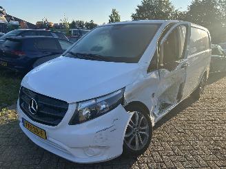 krockskadad bil auto Mercedes Vito 111 CDI 2019/7