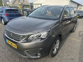 skadebil auto Peugeot 5008 1.2 PureTech  Executive 2019/8