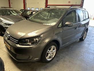 krockskadad bil auto Volkswagen Touran 1.2 TSI  Trendline Bluemotion    (  7 persoons ) 2012/1