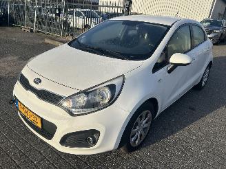 krockskadad bil auto Kia Rio 1.2i  5 drs 2014/4